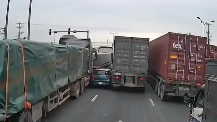 Ô tô con bị kẹp giữa hai xe tải do đi ẩu